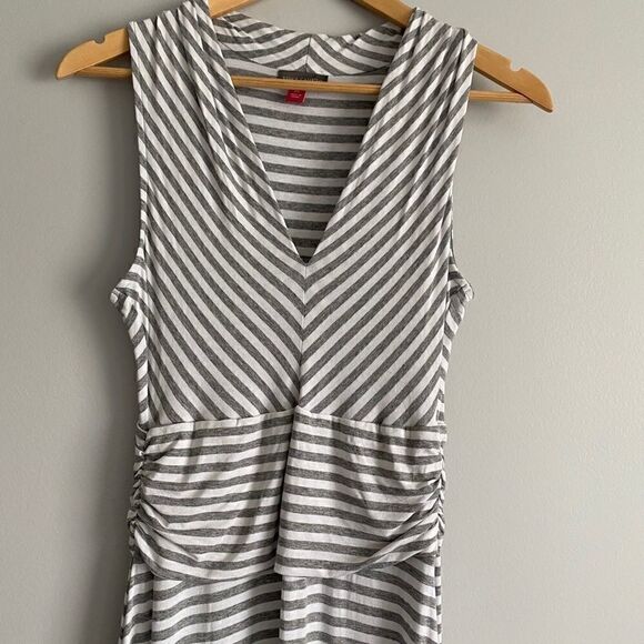 Vince Camuto Sleeveless Grey Striped Jersey Maxi Dress - Picture 3 of 11